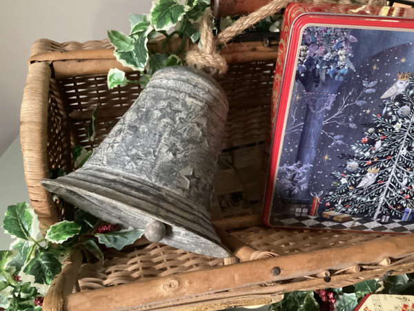 Ijzeren kerst klok aan sisaltouw met klepel, 20 cm, bewerkt met sterren