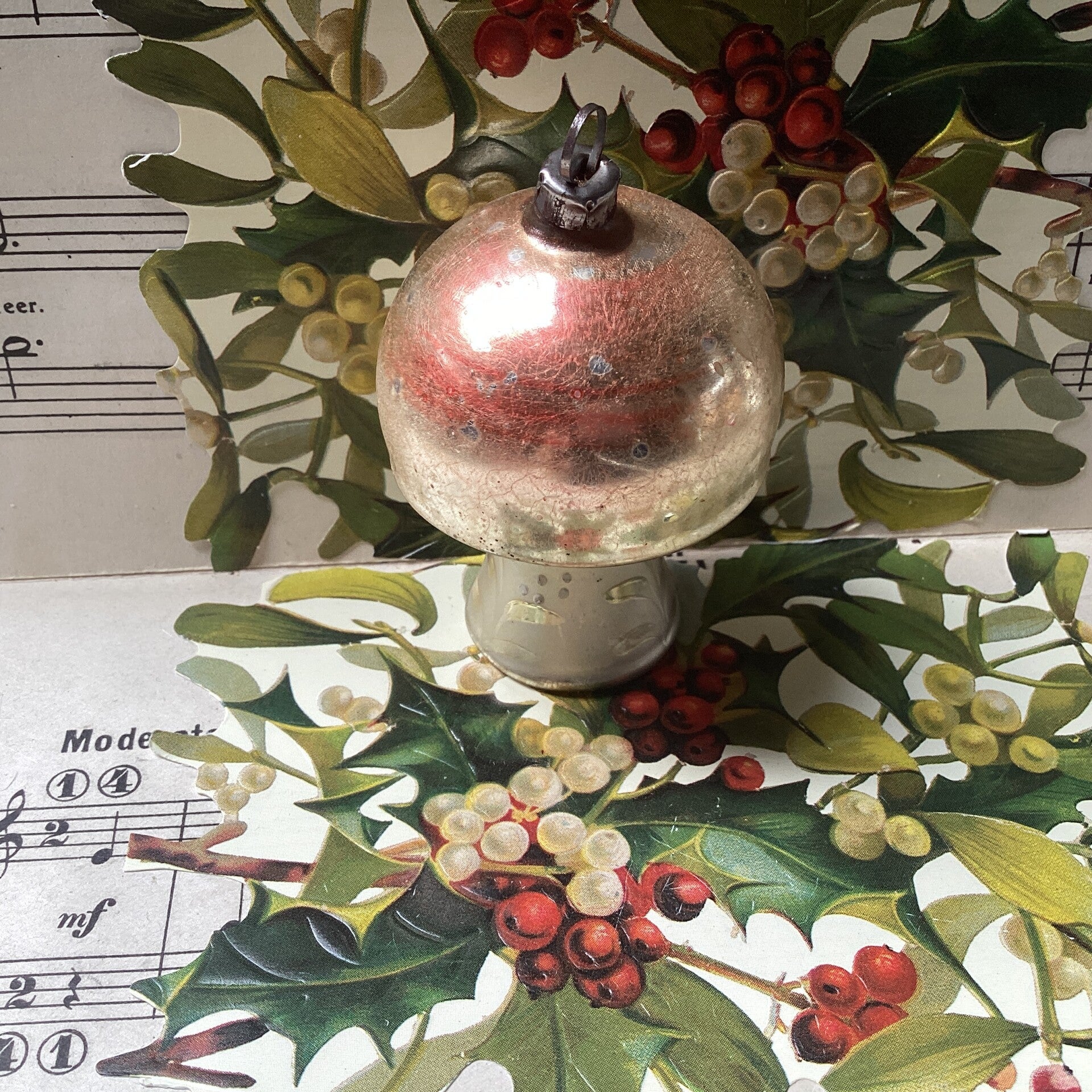 Antieke kerstbal paddenstoel met kerstklokje en klepel 7 cm, gewaxt