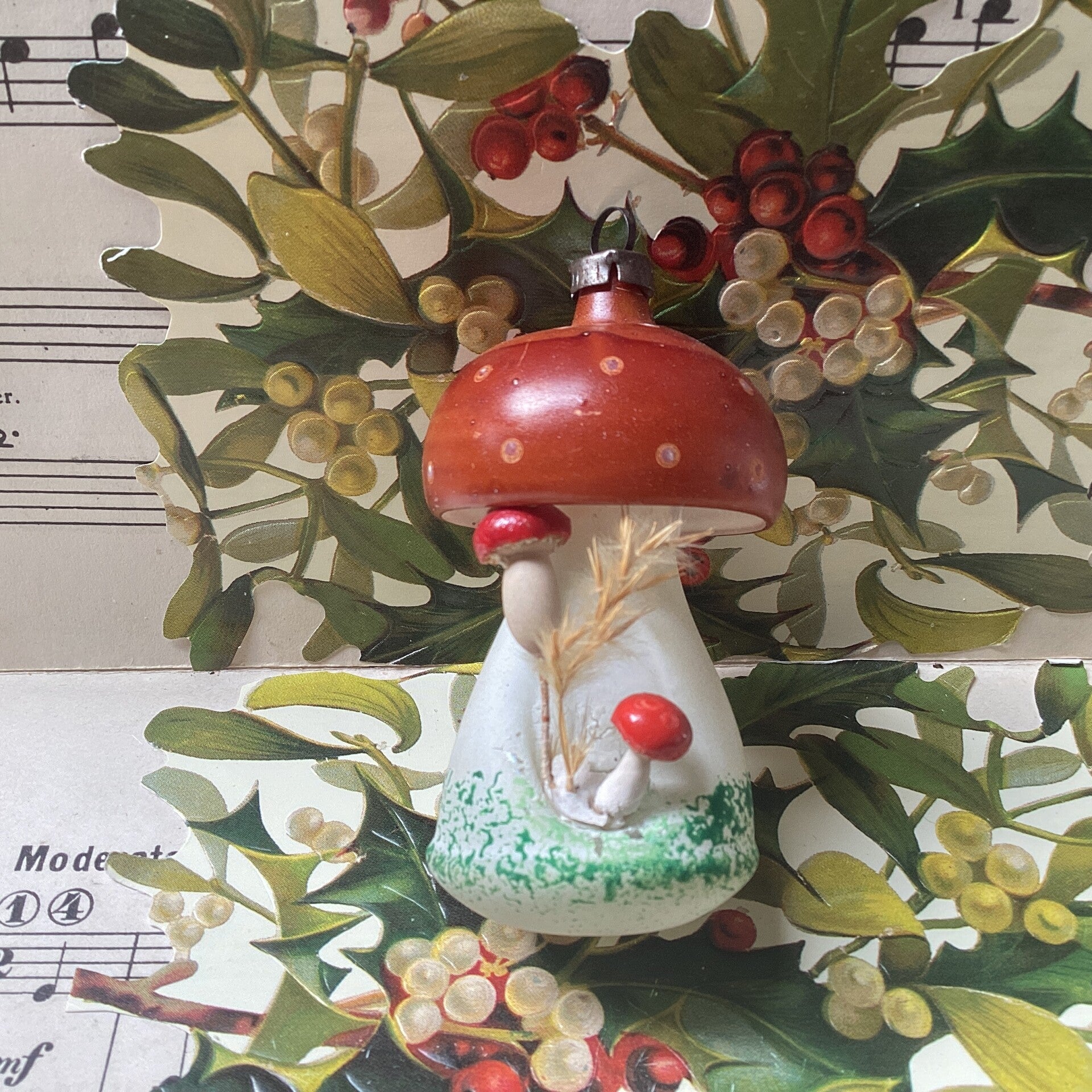 Antiek melkwit paddenstoel met kleine watten paddenstoeltjes, 7 cm