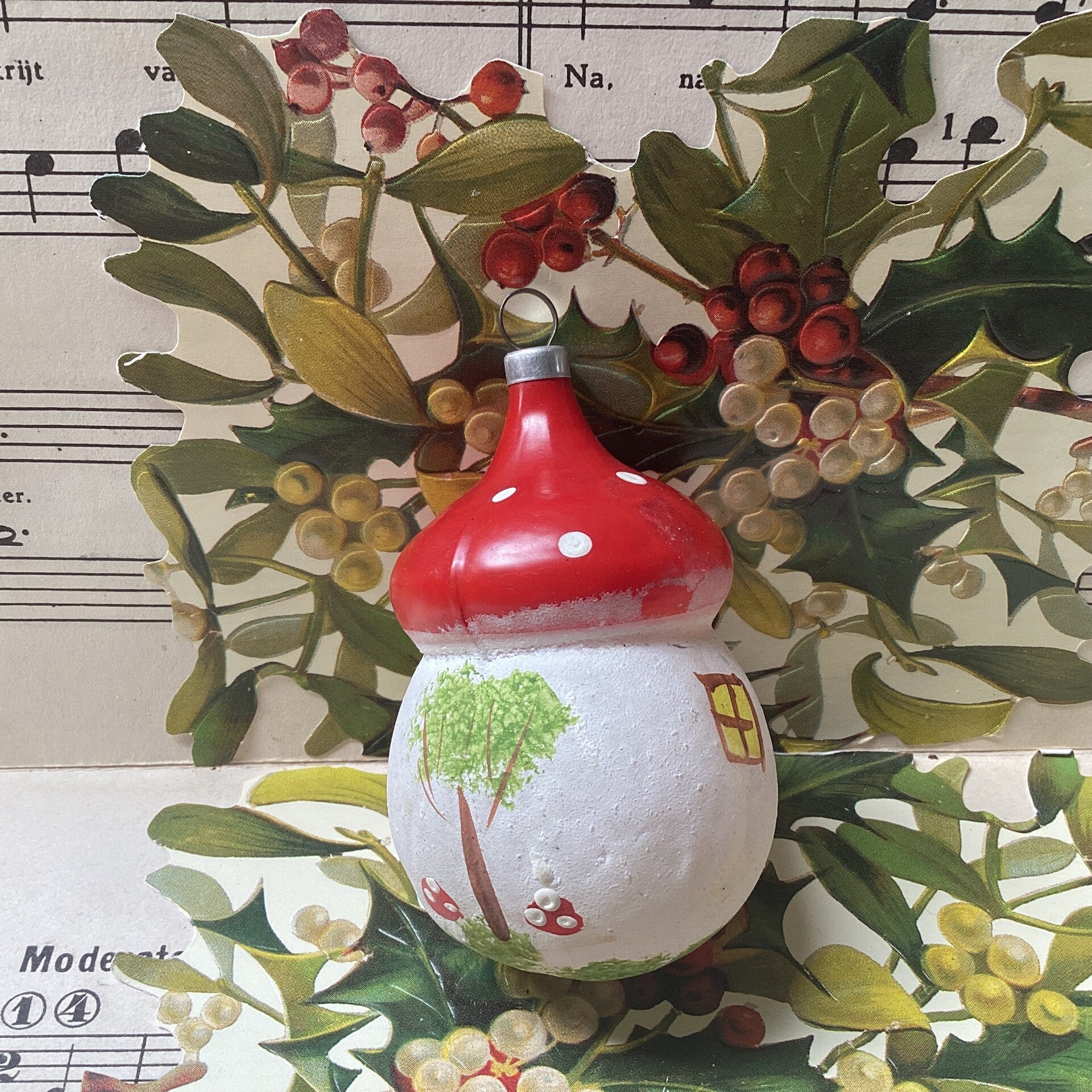 Antiek melkwit paddenstoeltje met huisje rondom, 7 cm