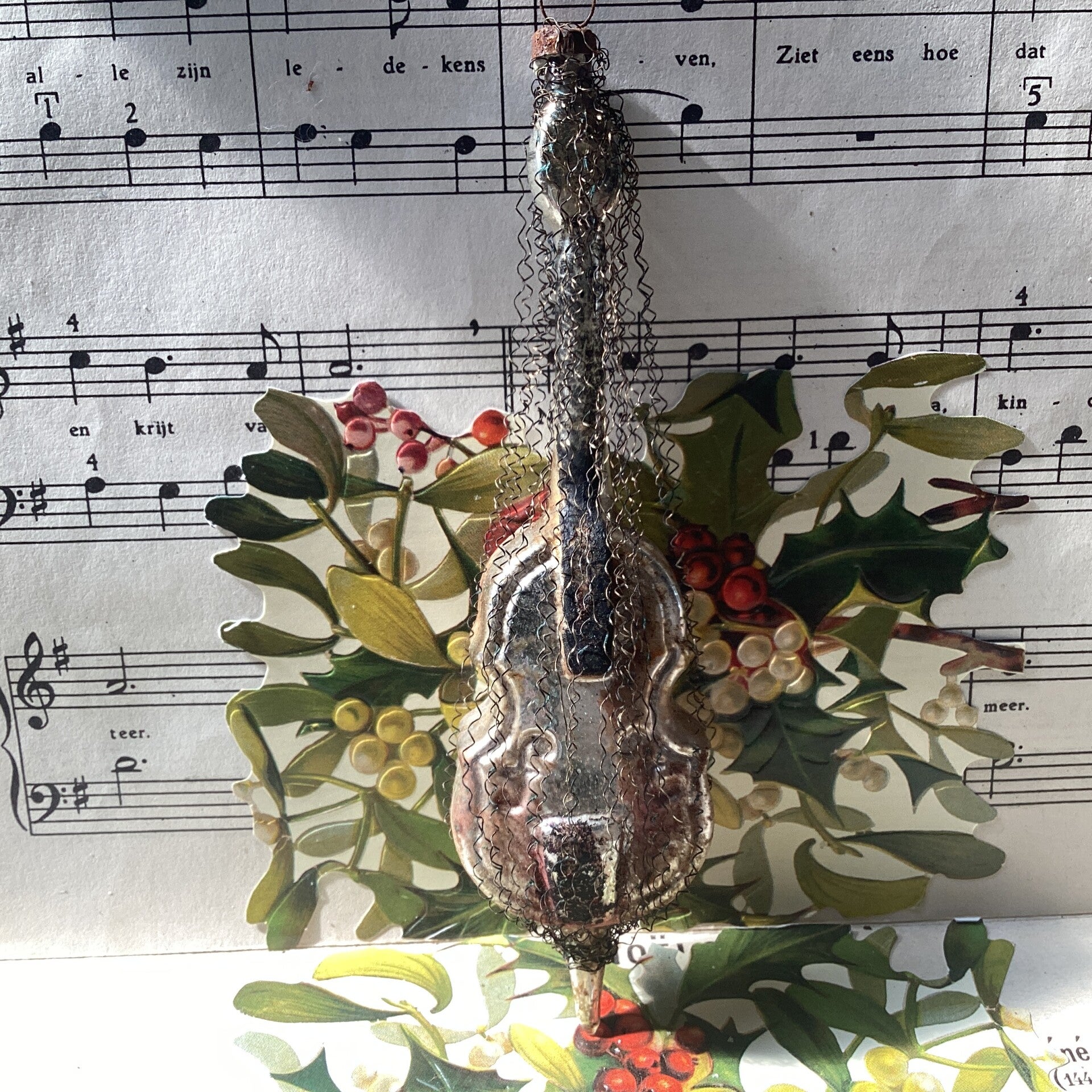 Antiek gewaxte grote cello met tinsel zwart oudroze gewaxt, steel boven compleet! 14 cm
