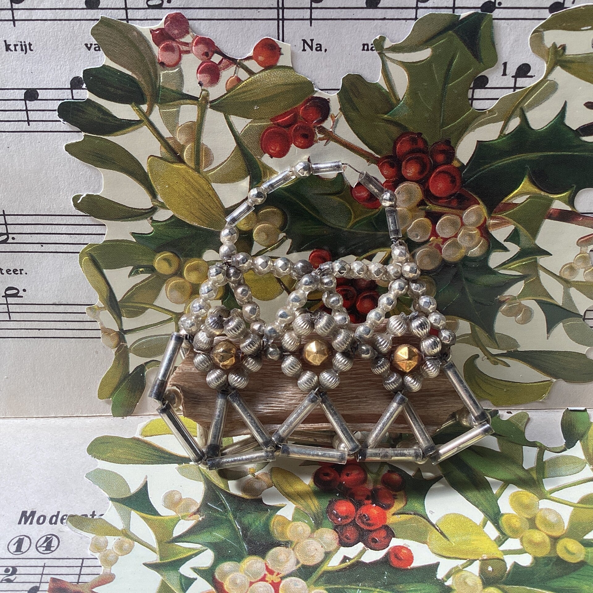 Antieke gablonzer handtas met bloemen en oud crêpepapier, 7x7x3 cm