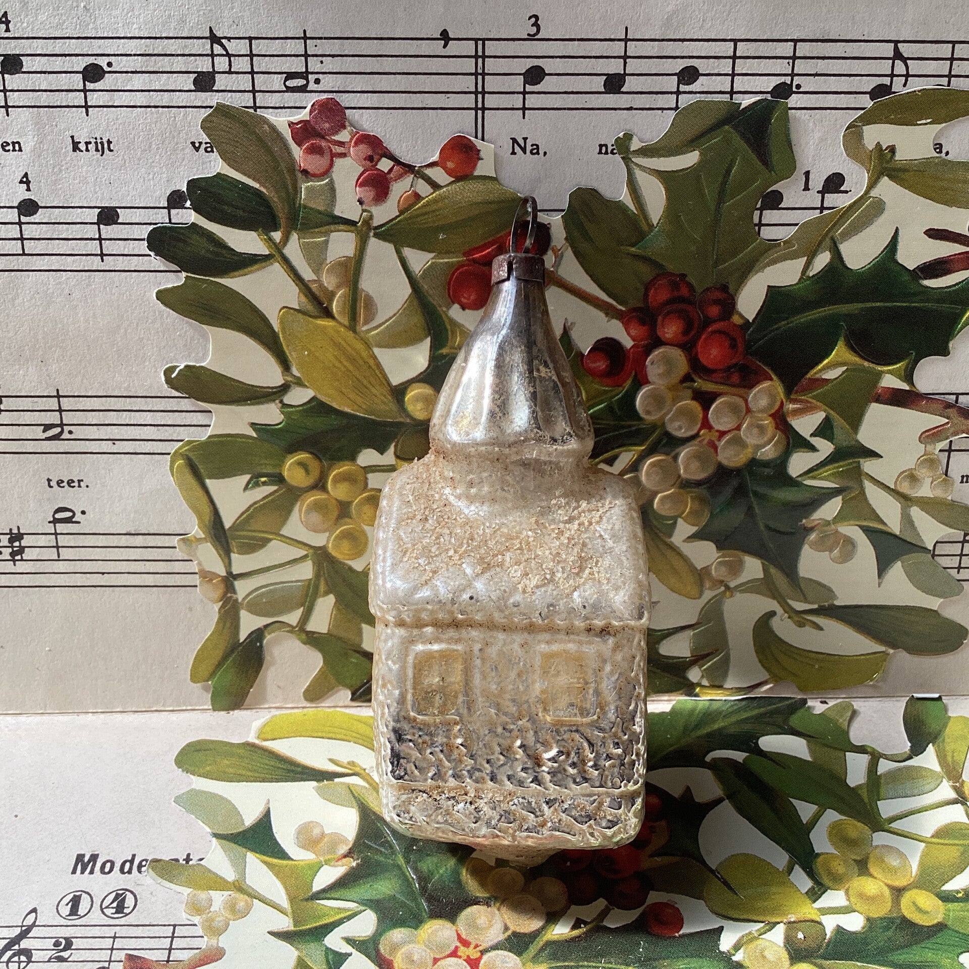 Antiek gewaxt en gesuikerd kerkje, 9x4x3 cm