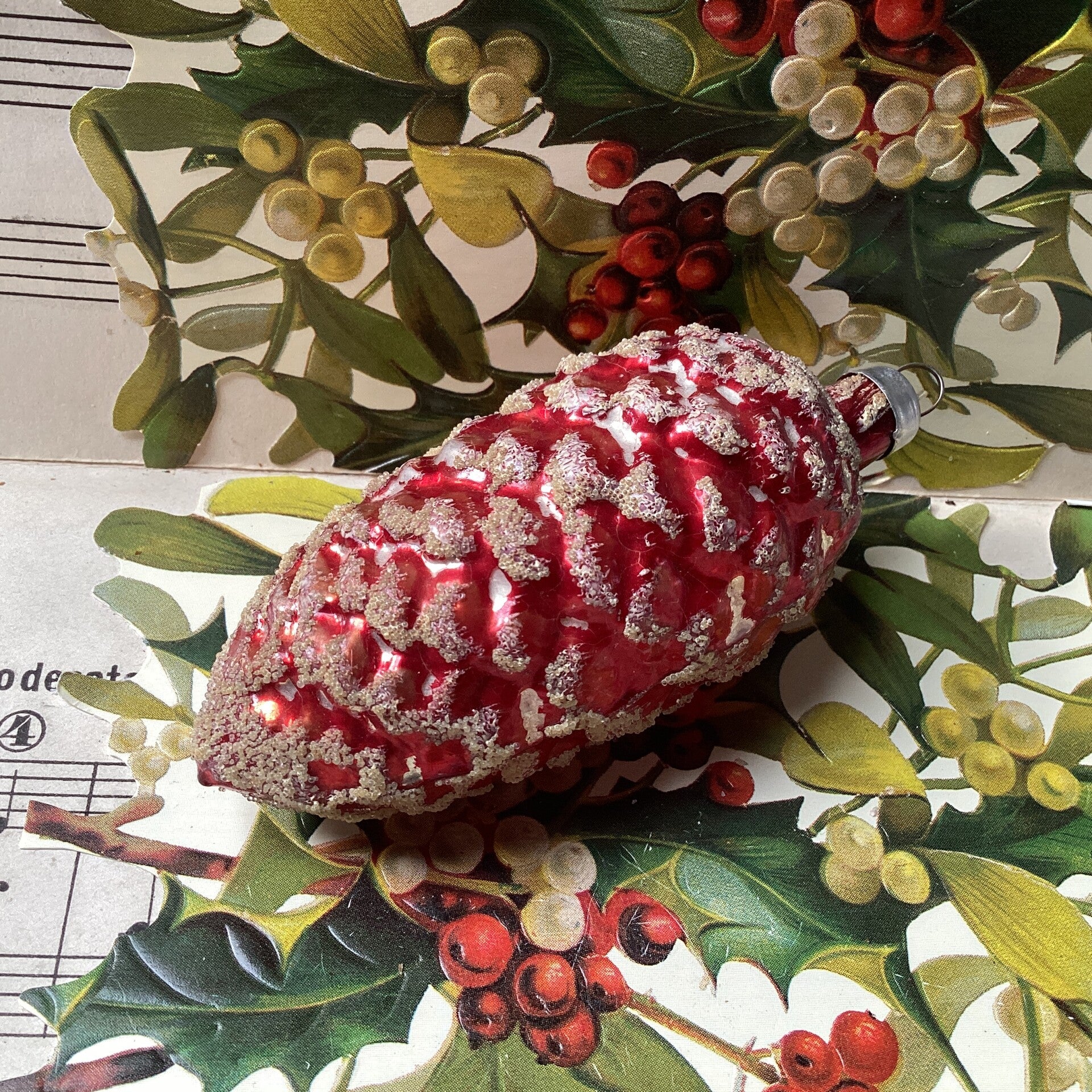 Antieke rode dennenappel gesuikerd, 9 cm