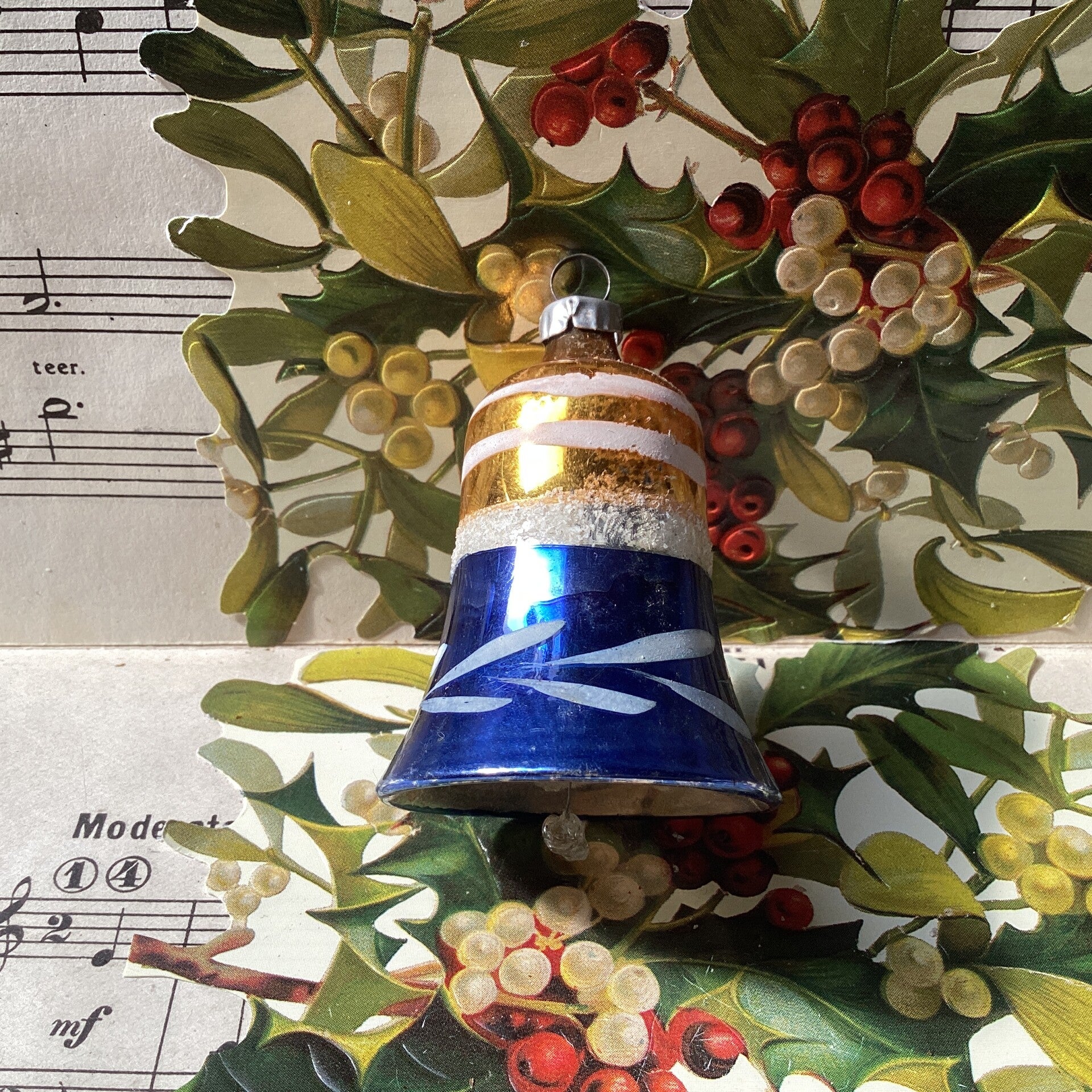 Antiek kerstklokje goudkleurig, blauw, gesuikerd, takjes, 6 cm met klepel