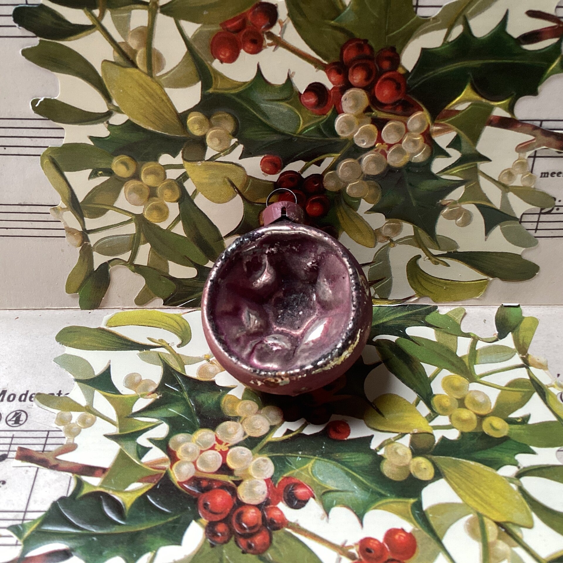 Antieke deukbal donkerpaars gewaxt, zwart gesuikerd, 5 cm