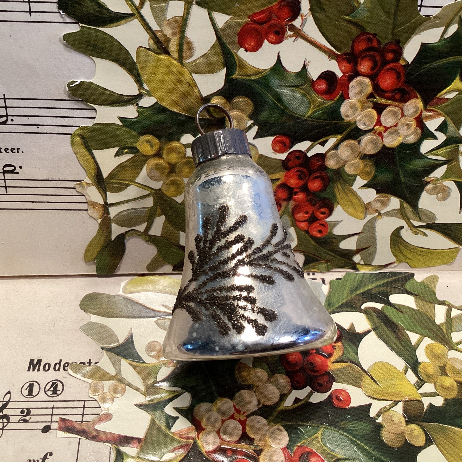 Antieke kerstbal kerst klokje 7 cm met klepel, donkergroen gesuikerde takjes