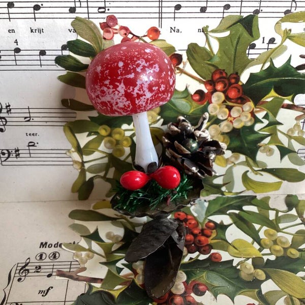Antieke paddenstoel met dennenappel, besjes op knijper, 12 cm hoog