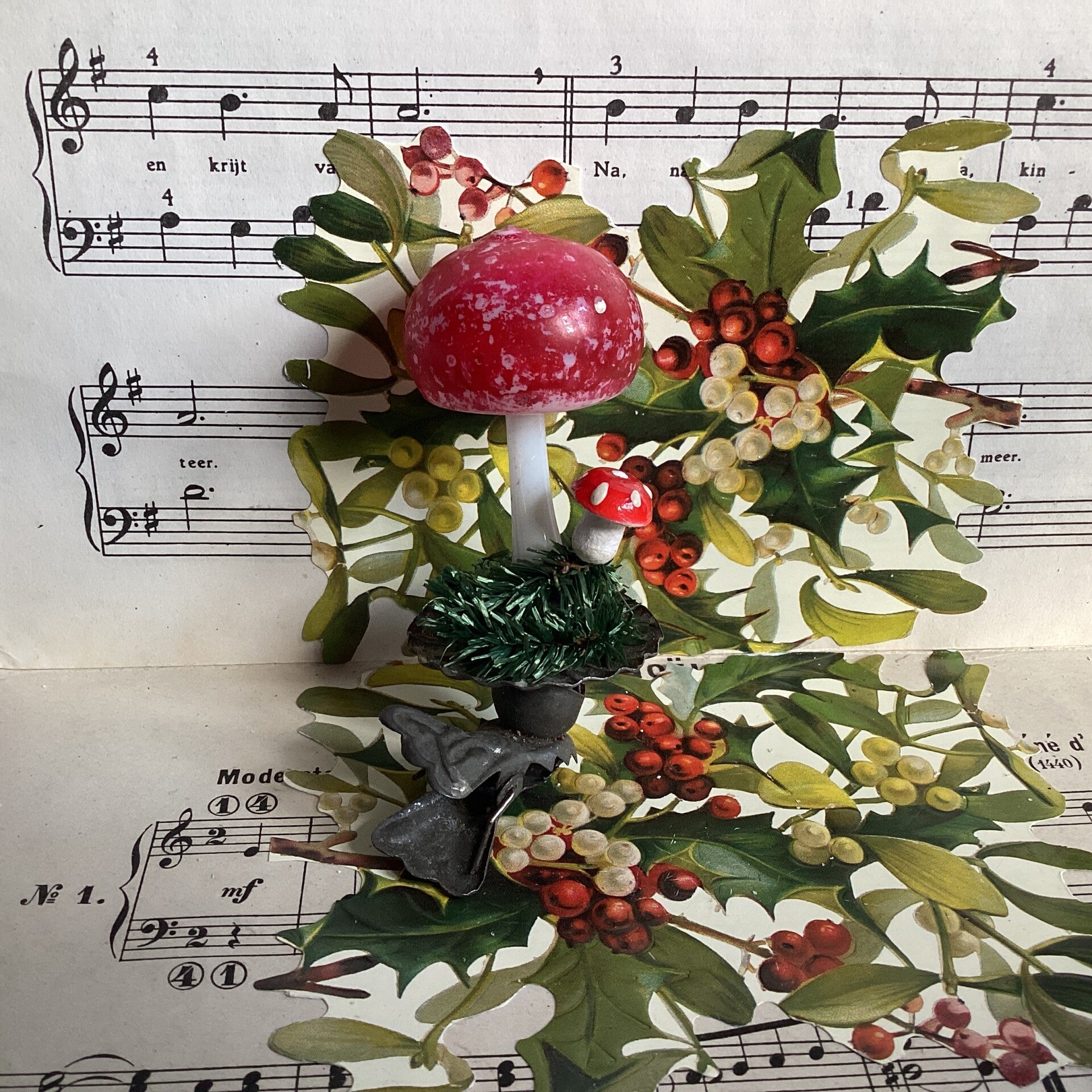 Antieke paddenstoel met wattenpaddenstoeltje op knijper, 12 cm