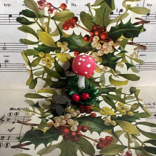 Antieke paddenstoeltje met groen en besjes op knijper, 7 cm