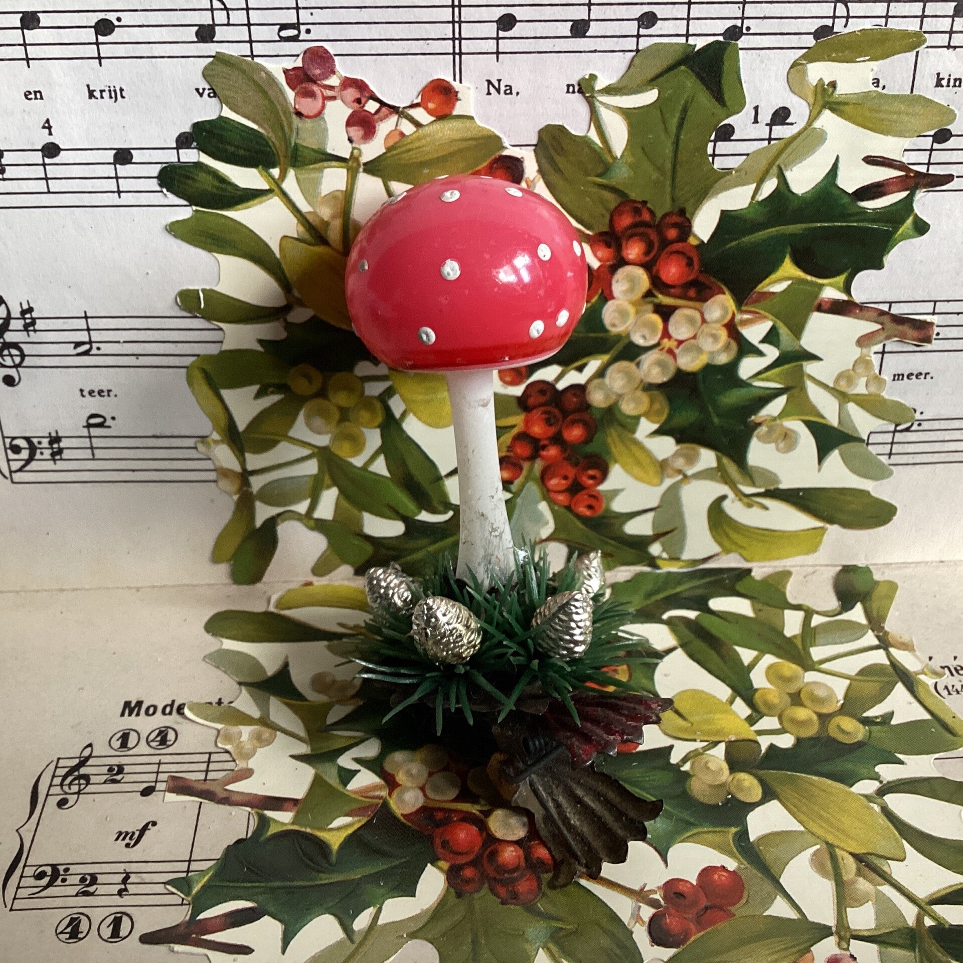 Antieke paddenstoel op knijper met takjes en zilverkl.dennenappeltjes rondom 12 cm