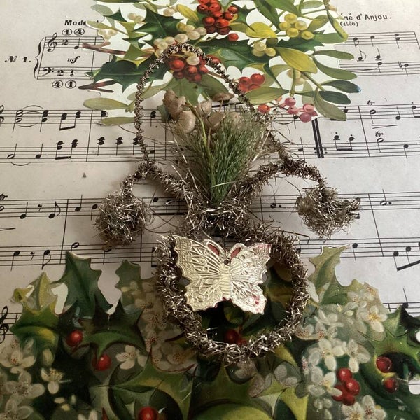 Victoriaans antieke tinsel vaas met hengsel, prachtige bloemdecoratie en vlinder