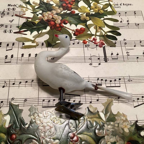 Antieke kerstbal ooievaar op clip met fiberstaart, melkwit glas, 10x8x3 cm