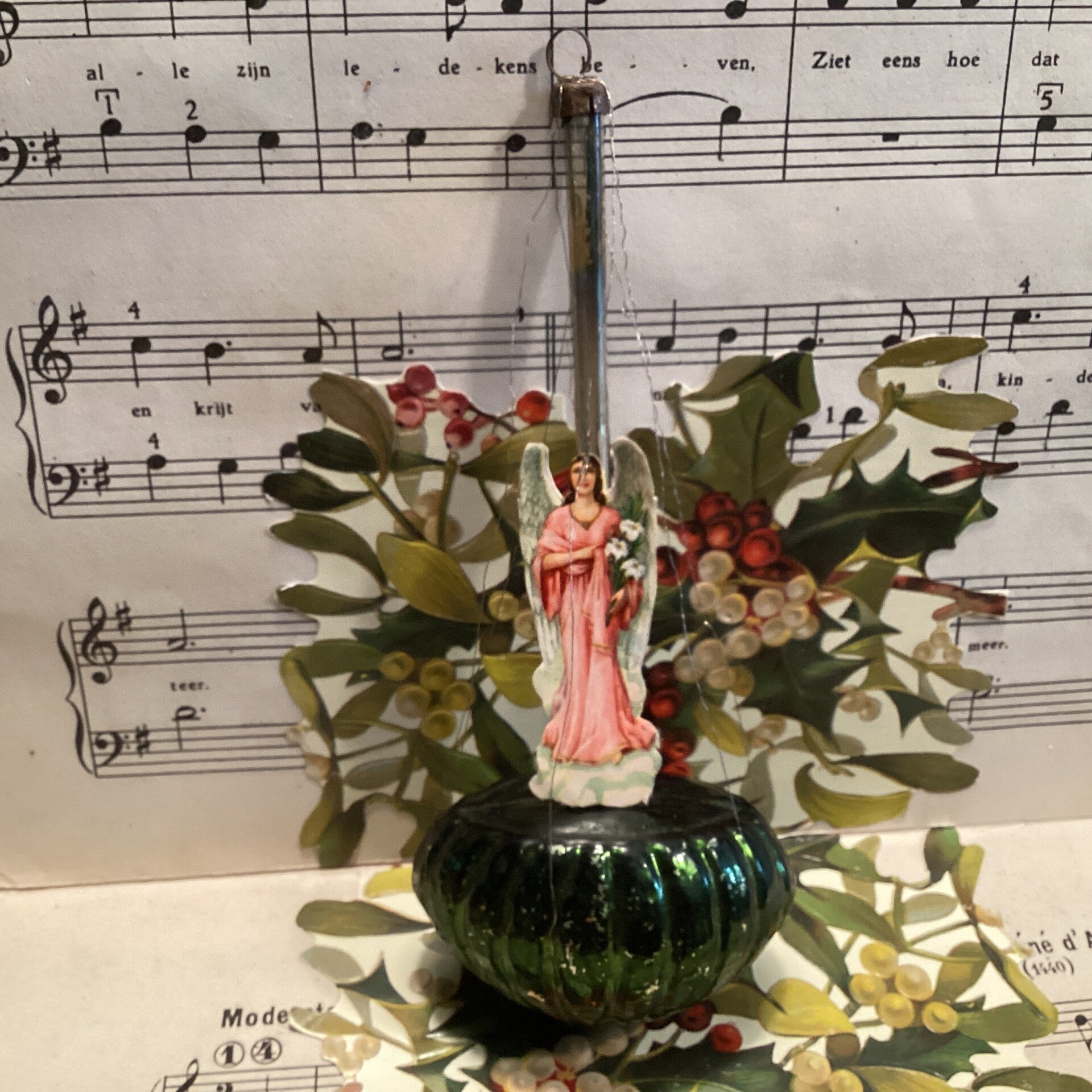 Antieke kerstbal engel op steel met mooi donkergroen ornament, draad, 15 cm