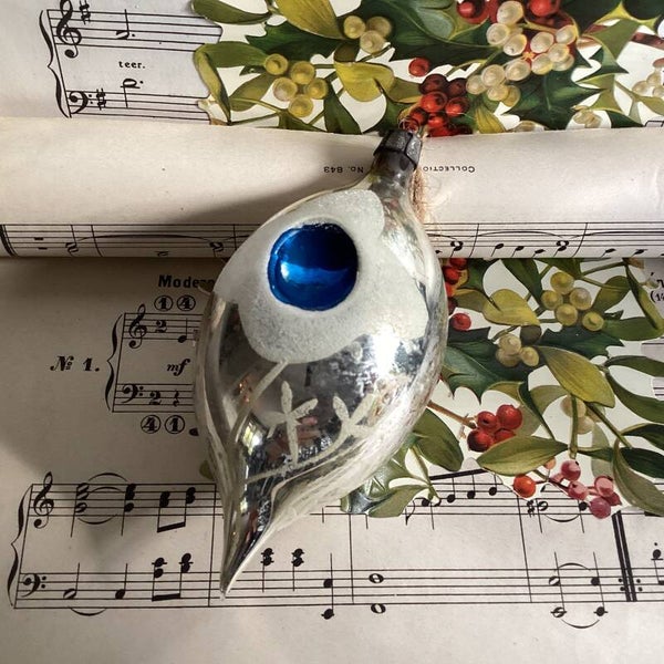 Antieke deukbal pegel met aan 2 zijden deuk en gesuikerde takjes 12 cm