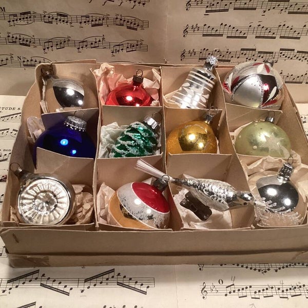 Verzameldoos nr. 13. Met gekleurde en zilver glazen kerstballen en figuren
