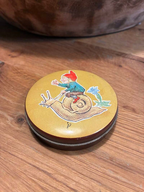 Blikje kabouter op slak 7x7x2 cm