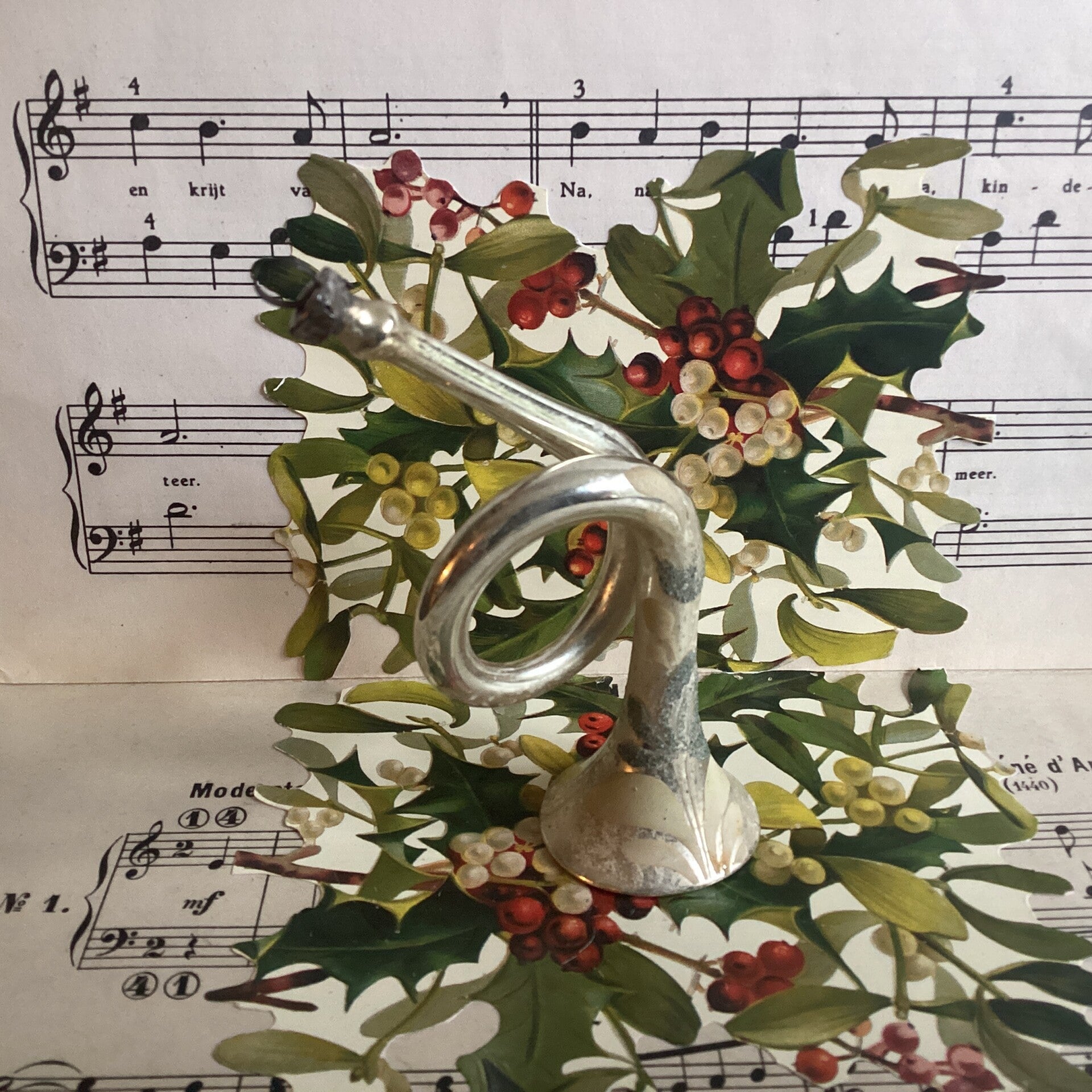 Antieke kerstbal trompet met witte en donkergesuikerde takjes, geen rietje, 11 cm