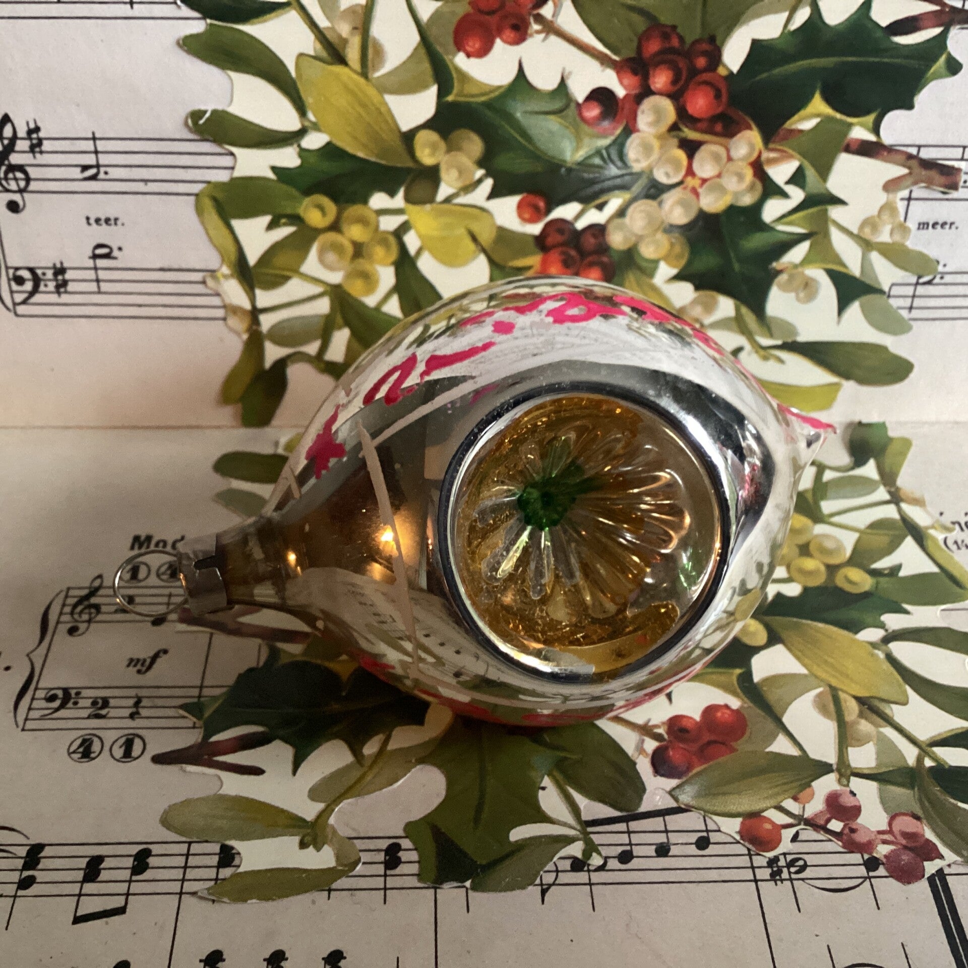 Antieke deukbal pegel, groen, gouden kern, 3 deuken, 11 cm