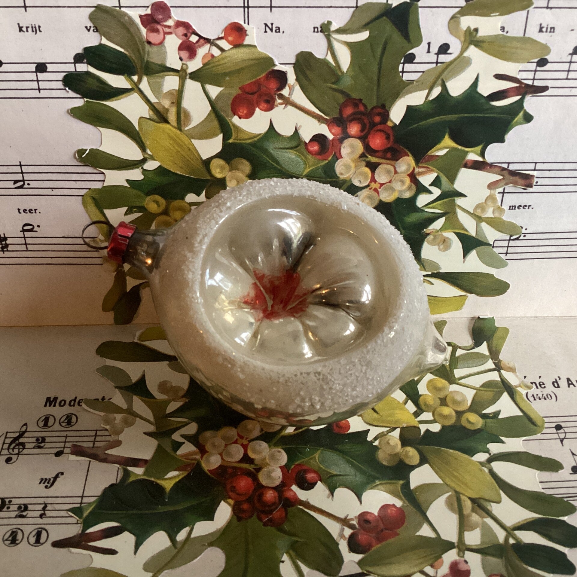 Antieke deukbal pegel, rode kern, brede gesuikerde rand, zilver, 9 cm