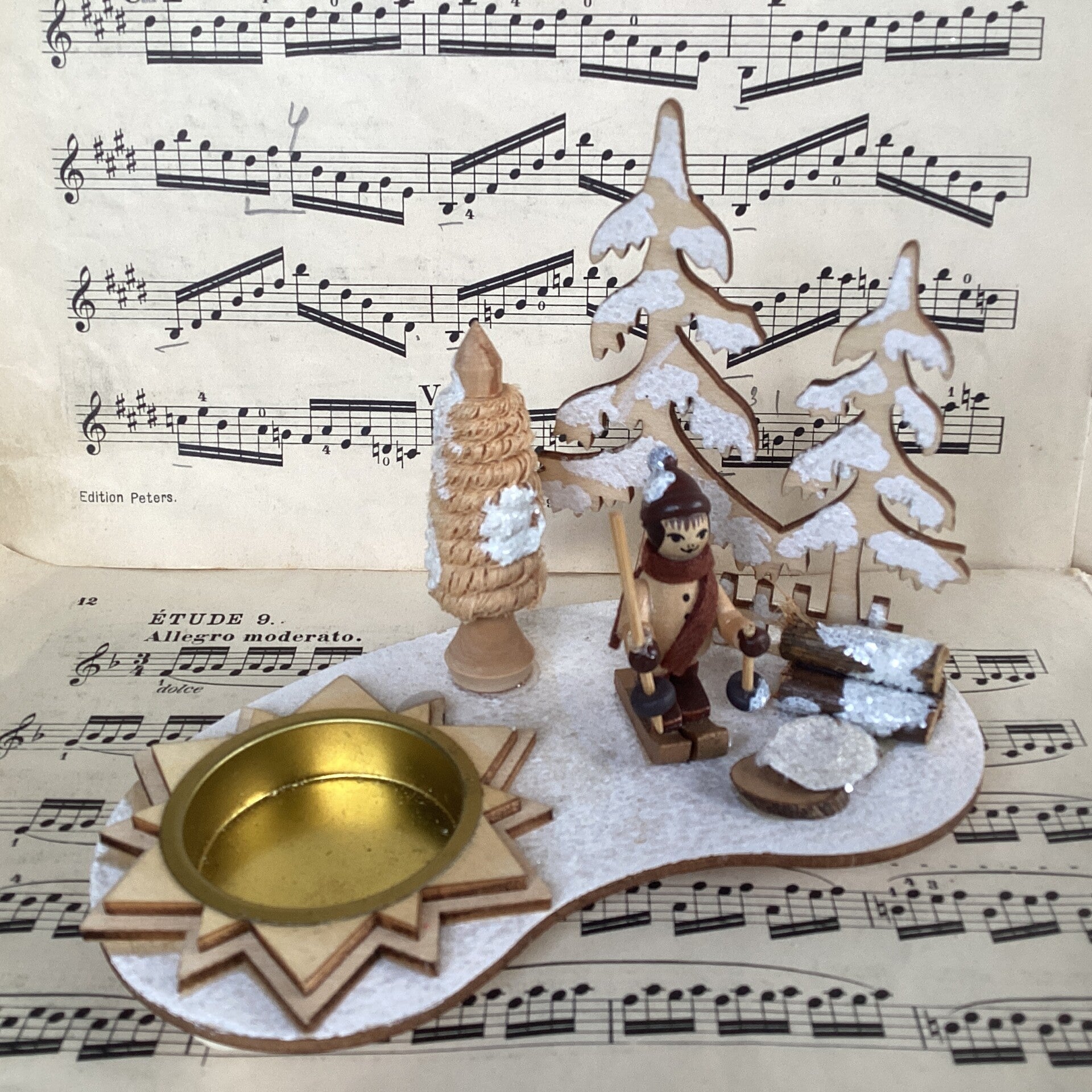 Houten tafereel uit Duitsland met waxinelicht 16x11x10 cm