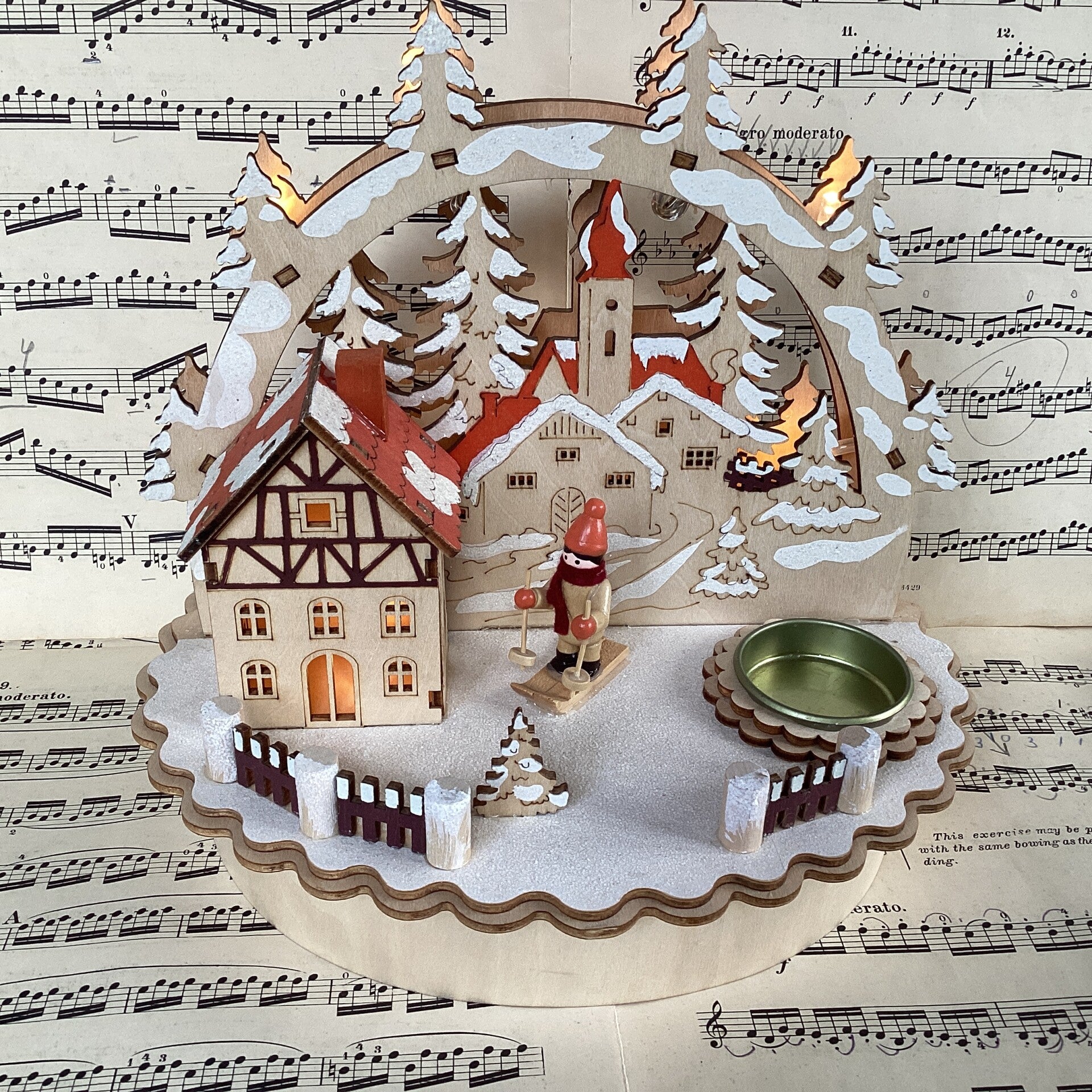 Houten tafereel uit Duitsland met waxinelicht en verlichting 23x14x20 cm