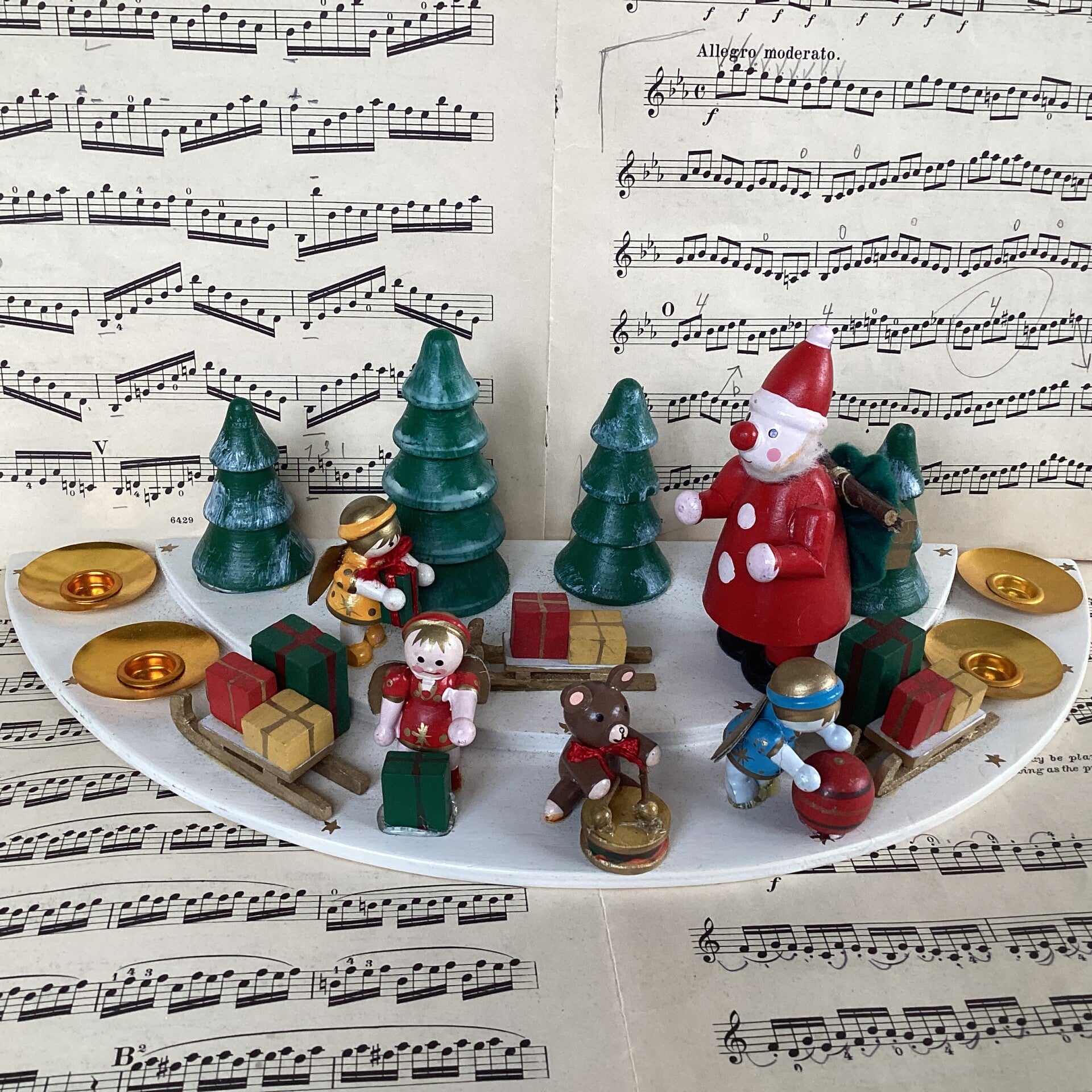 Houten tafereel uit Duitsland met 4 kaarsjes 32x15x12 cm ertsgebergte