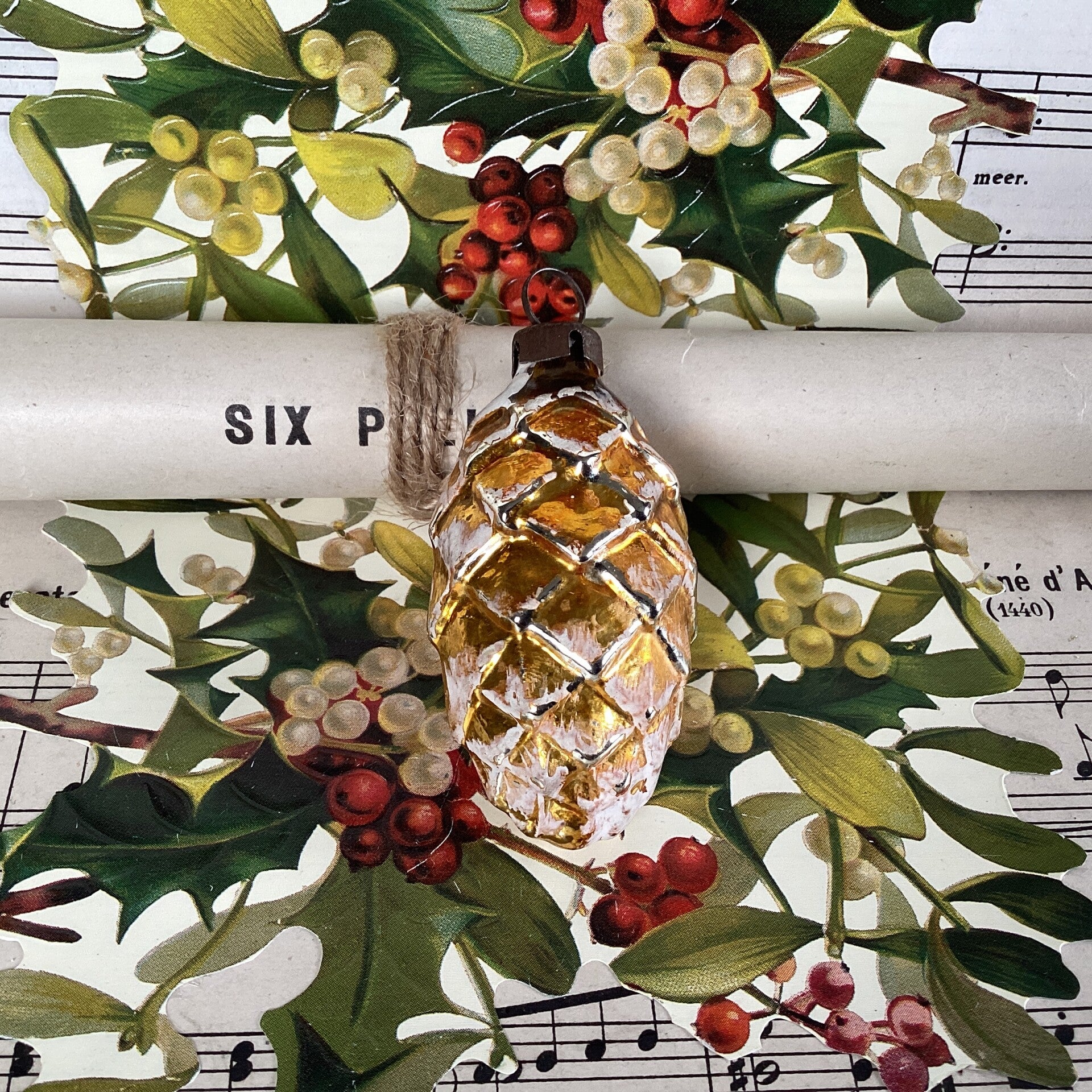 Oud goudkleurig dennenappeltje, besneeuwd, 6 cm