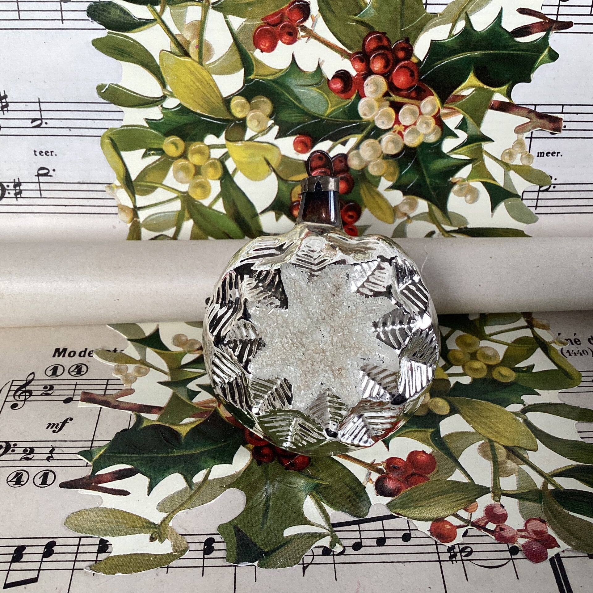 Antieke kerstbal in reliëf, 2 zijden gesuikerde ster, 6x5x3,5 cm