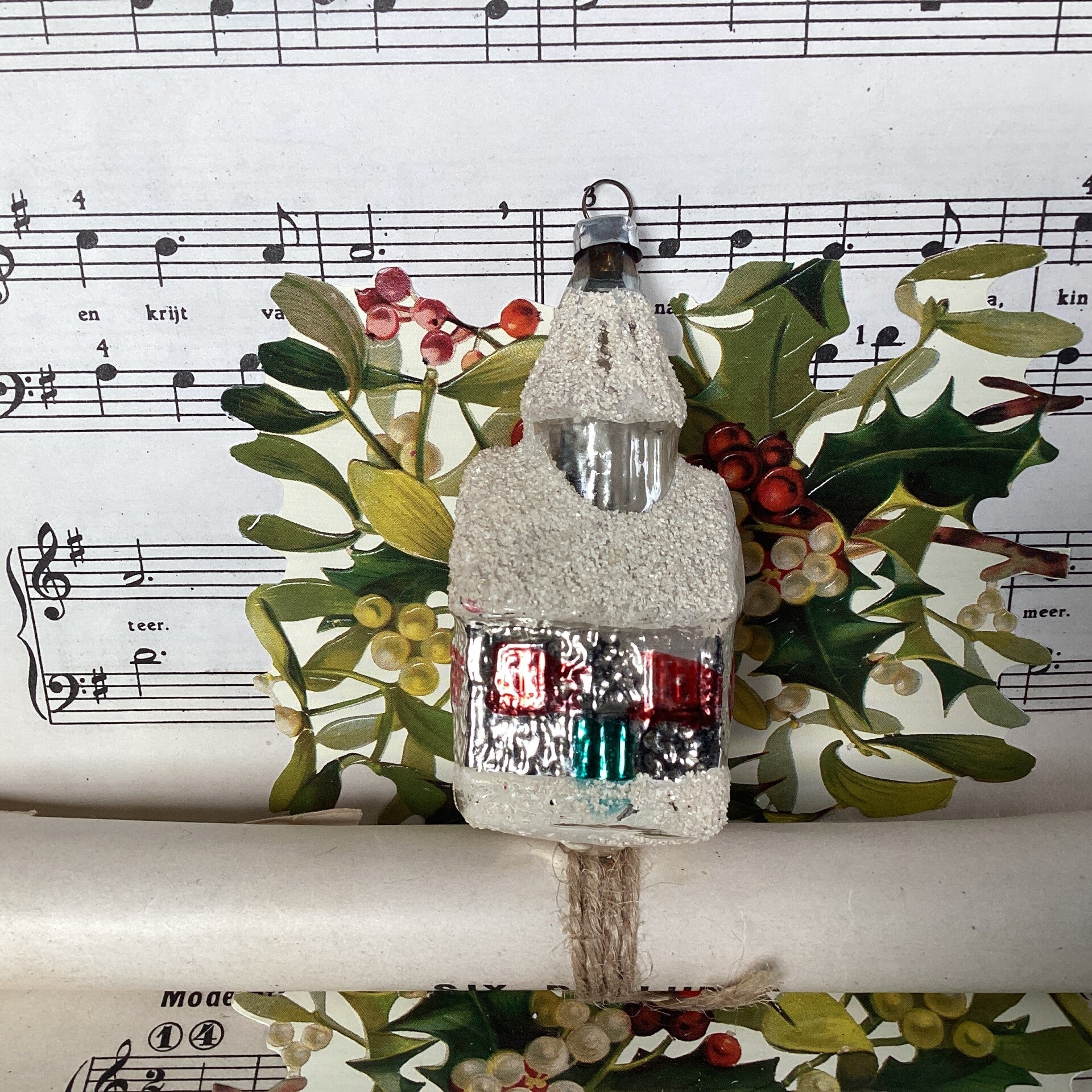 Antieke kerstbal kerkje met gesuikerde daken, 8x4x3 cm