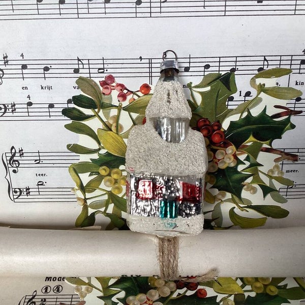 Antieke kerstbal kerkje met gesuikerde daken, 8x4x3 cm