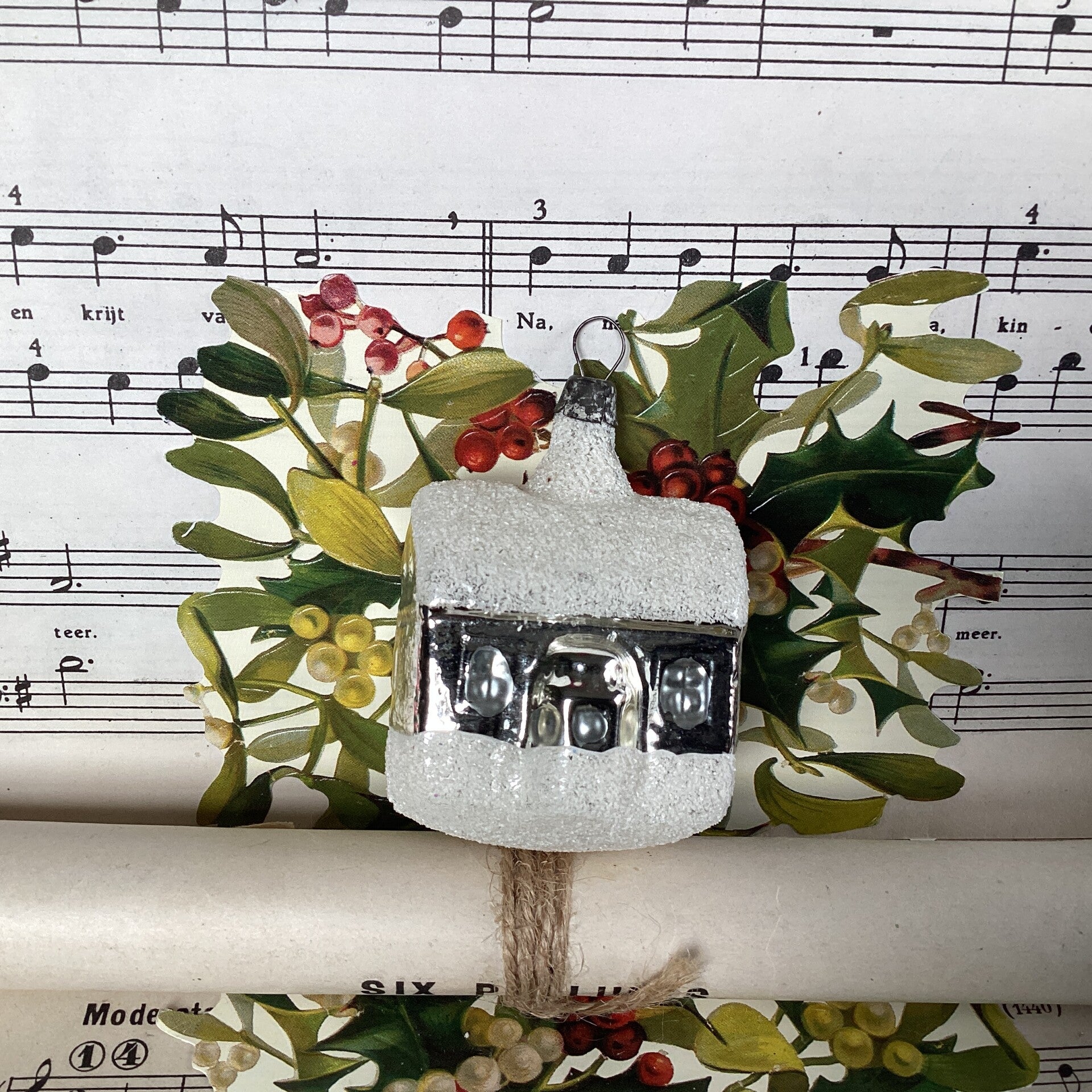 Antieke kerstbal gesuikerd huisje 4x3,5x6,5 cm