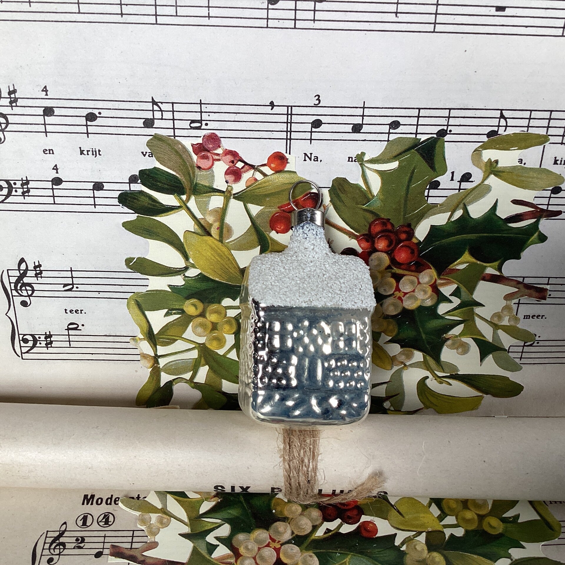 Antieke kerstbal huis met gesuikerd dak, 5,5x3x3,5 cm