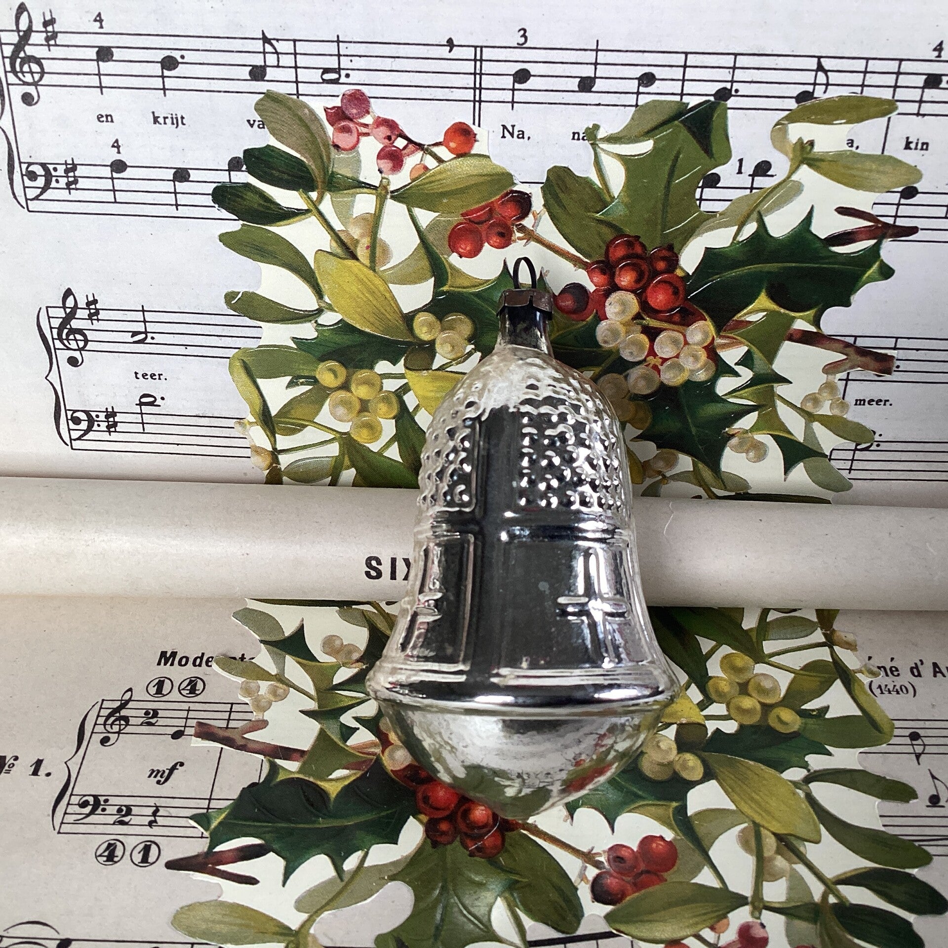 Antiek grote kerstklok met reliëf en kruizen rondom, 9x5x5 cm