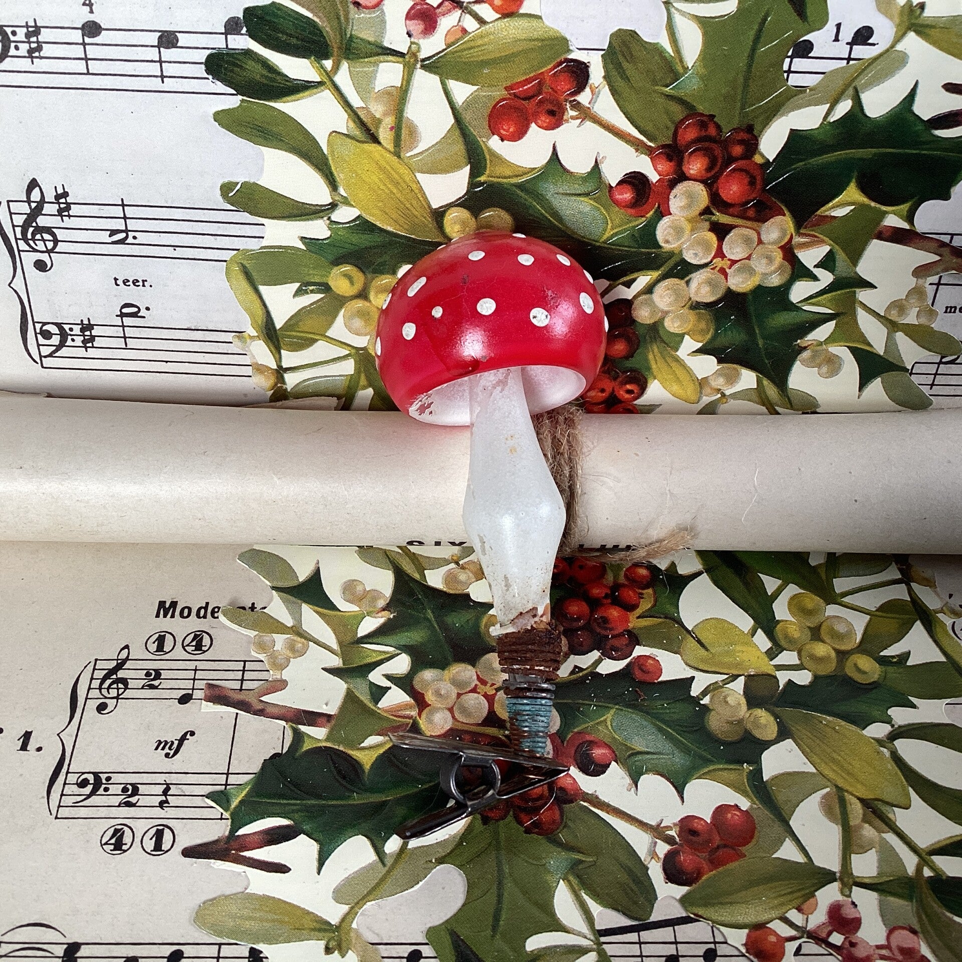 Antieke melkwitte paddenstoel op clip, 9 cm