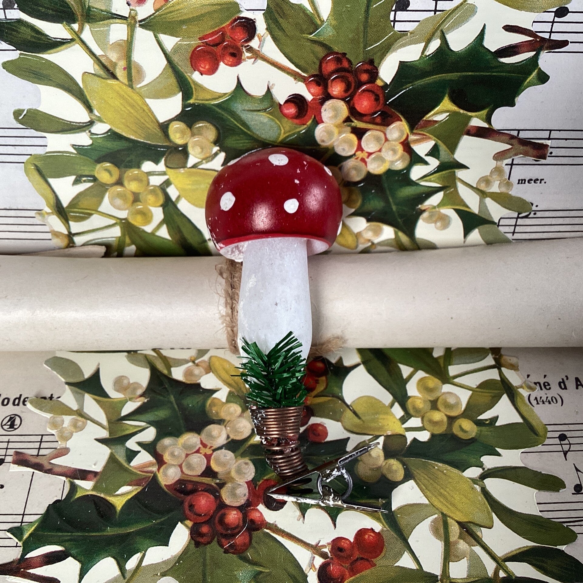 Antieke melkwitte paddenstoel op clip, 8 cm