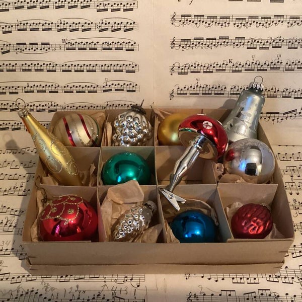 Verzameldoos nr. 1. Met gekleurde en zilveren kerstballen en figuren