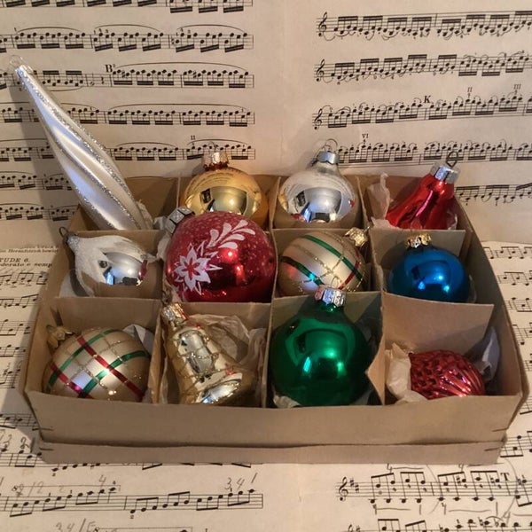 Verzameldoos nr. 2. Met zilveren en gekleurde kerstballen en figuren