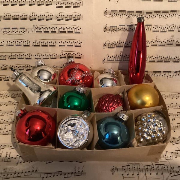 Verzameldoos nr. 3. met gekleurde en zilverkleurige kerstballen