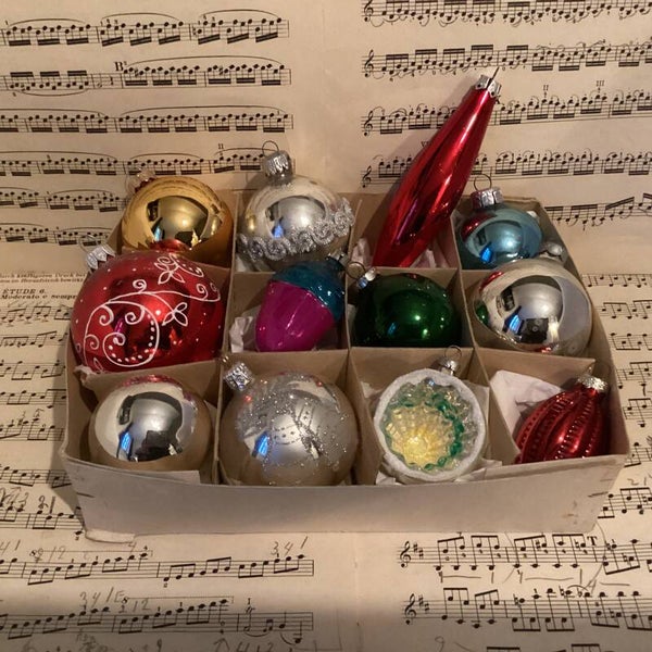 Verzameldoos nr. 4. Met gekleurde en zilveren kerstballen en figuren