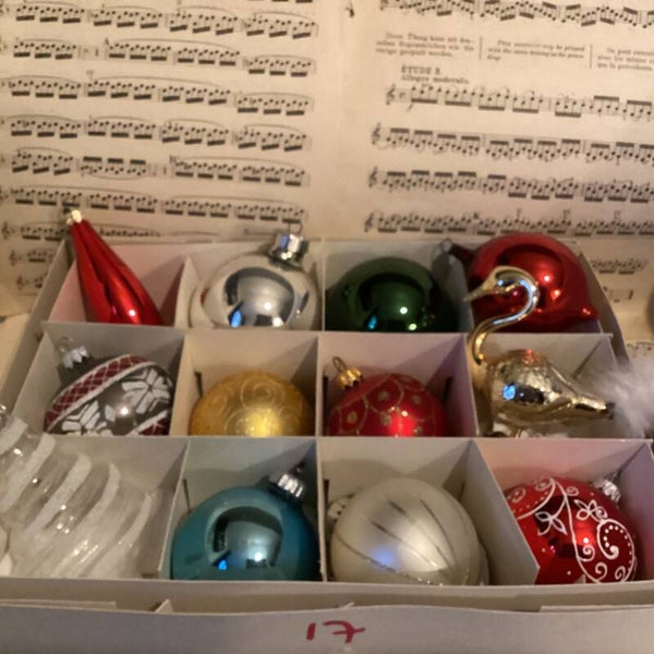 Verzameldoos nr. 6. Met grote gekleurde kerstballen en figuren