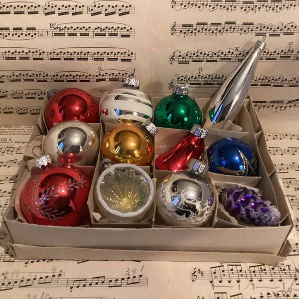 Verzameldoos nr. 7. Met gekleurde en zilveren kerstballen en figuren