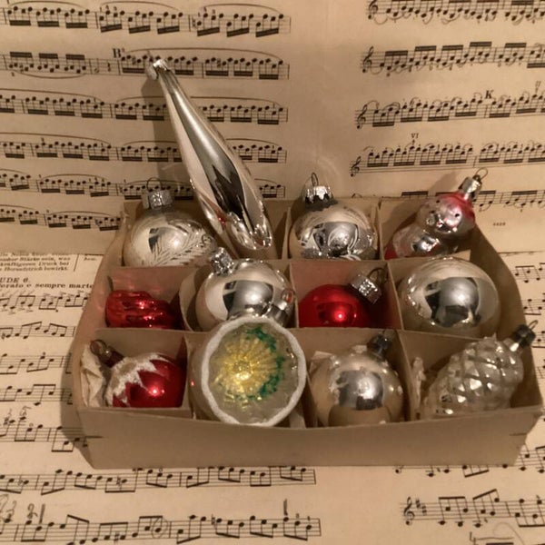 Verzameldoos nr. 8. Met zilveren en rode glazen kerstballen en kerstbalfiguren