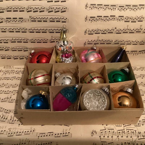 Verzameldoos nr. 9. Met zilveren en gekleurde glazen kerstbalfiguren