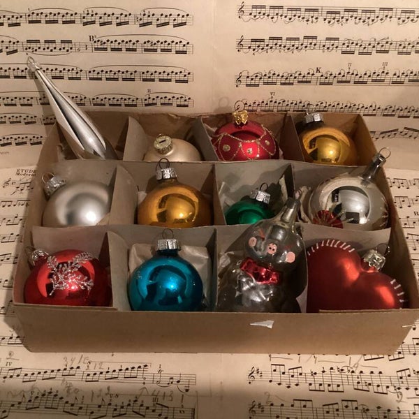 Verzameldoos nr. 10. Met glazen zilveren en gekleurde kerstbalfiguren