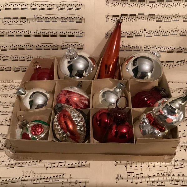 Verzameldoos nr. 11. Met zilveren en rood groene glazen kerstbalfiguren