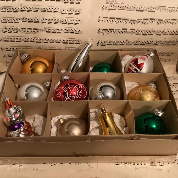 Verzameldoos nr. 12. Met zilveren en gekleurde kerstbalfiguren