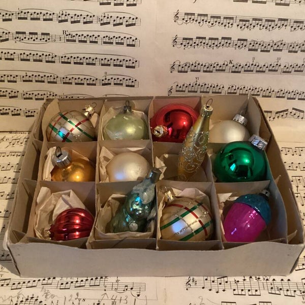 Verzameldoos nr. 12. Met gekleurde glazen kerstballen en figuren