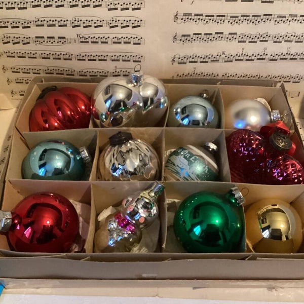 Verzameldoos nr. 18. Met grote glazen gekleurde kerstballen en figuren