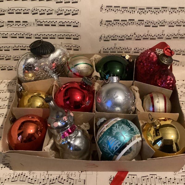 Verzameldoos nr. 50. met grote gekleurde en zilveren glazen kerstballen en figuren